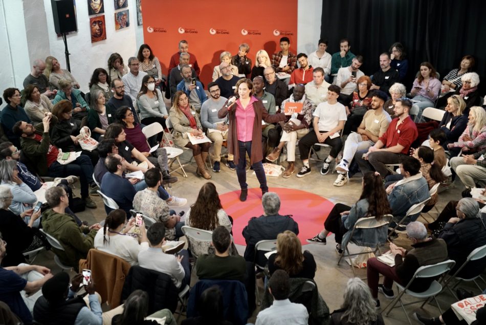 Les ‘formigues’ d’Ada Colau: Barcelona en Comú mobilitzarà en campanya 300 activistes i posarà 200 paradetes per tota la ciutat