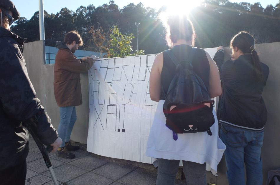 Os usuarios de Vigosónico entéranse pola prensa da reapertura das salas, que non terá efecto ata esta tarde