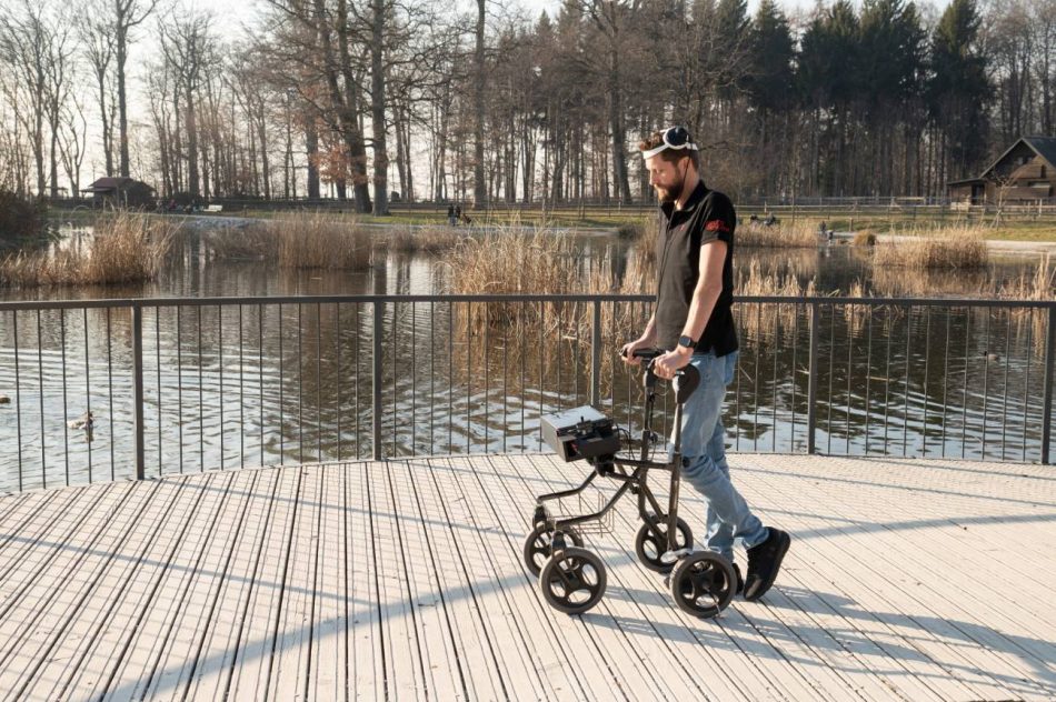 Un hombre con parálisis vuelve a caminar gracias a una interfaz activada por sus pensamientos