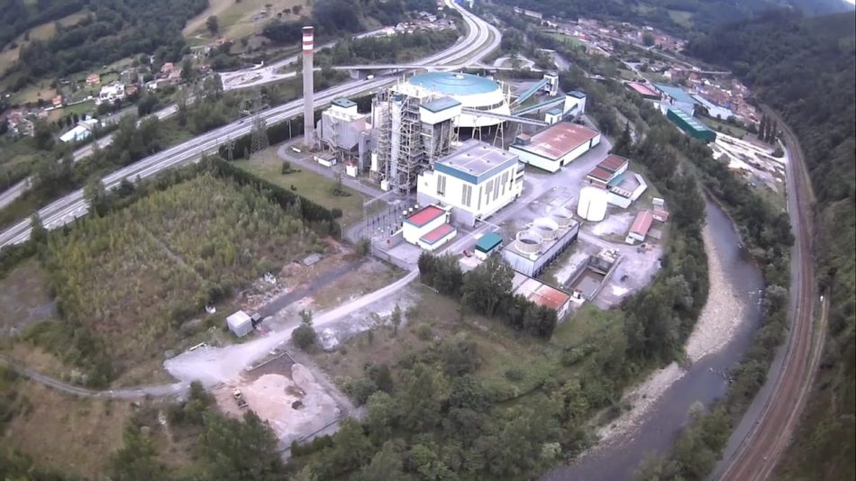 «A Hunosa le sale muy barato acumular cenizas contaminantes en la orila del río Caudal sin autorización»