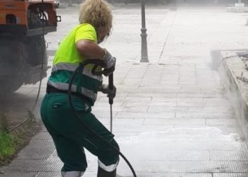 Izquierda Unida se opone a que se siga baldeando las calles y regando jardines con agua potable en Alcalá de Henares