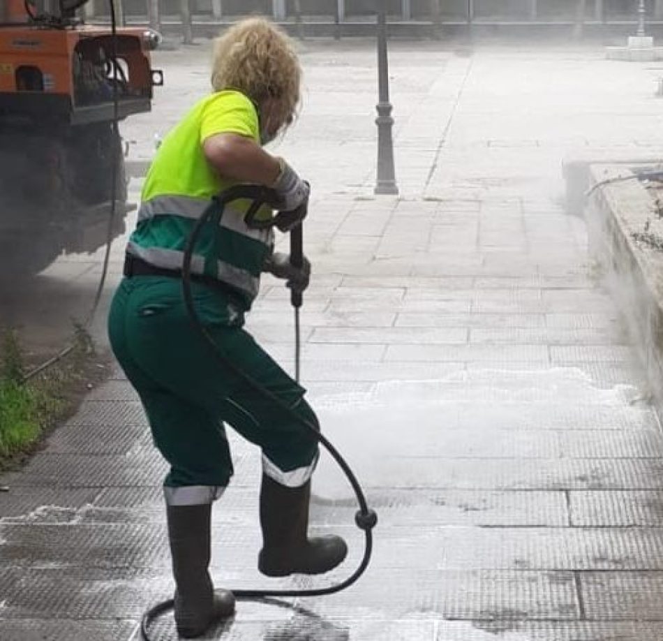 Izquierda Unida se opone a que se siga baldeando las calles y regando jardines con agua potable en Alcalá de Henares