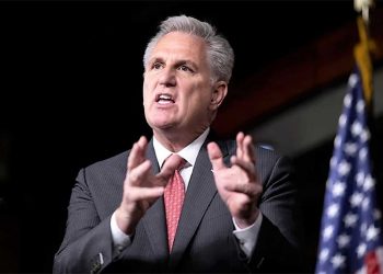 Democrátas molestos por acuerdo de deuda de Biden con Kevin McCarthy