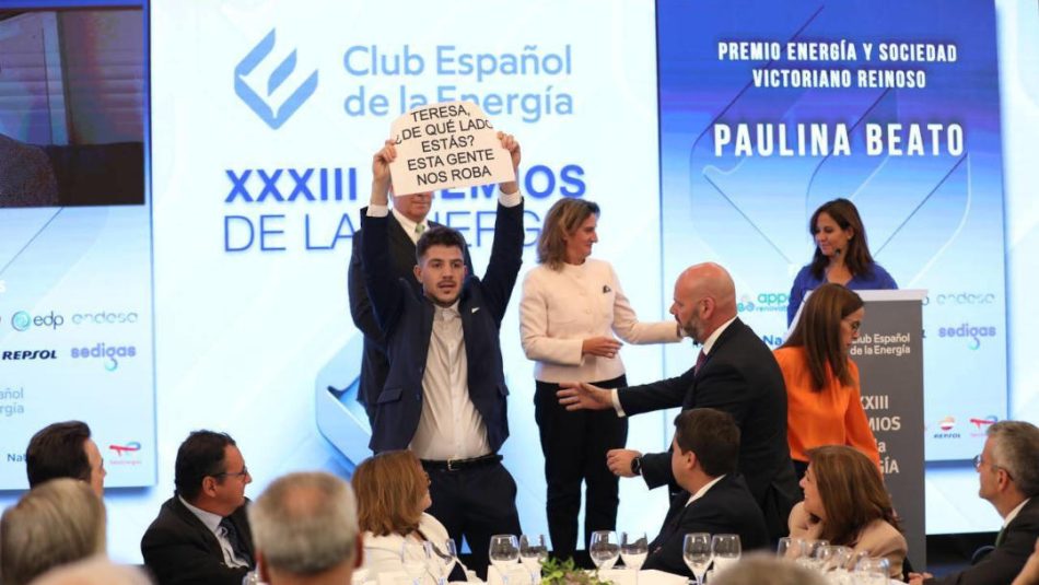 Activistas climáticos irrumpen en los Premios de la Energía para exigir una transición energética al servicio de las personas y no de las corporaciones