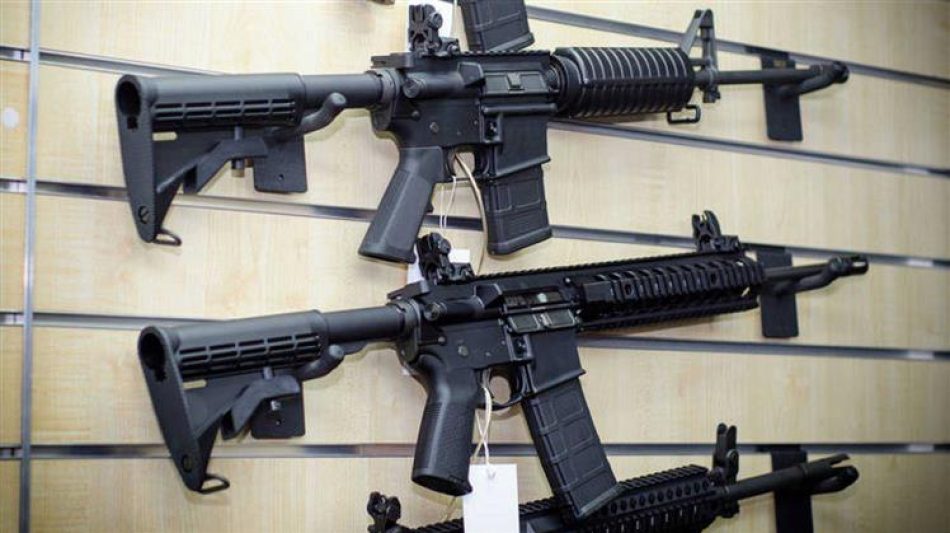 EEUU: Republicanos de Florida buscan reducir edad para comprar rifles