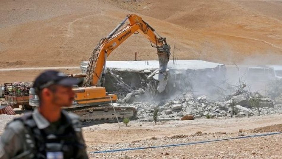 Palestinos reconstruyen escuela demolida por soldados israelíes