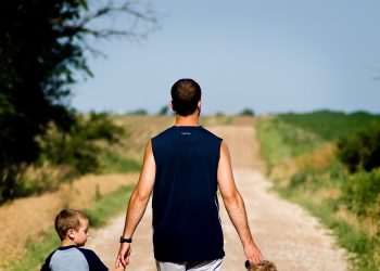 Compromís enmienda la Ley de la Vivienda para introducir una mayor protección de la infancia y la adolescencia en caso de lanzamientos