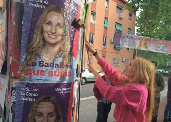 Aïda Llauradó penja el primer cartell de campanya a Pomar