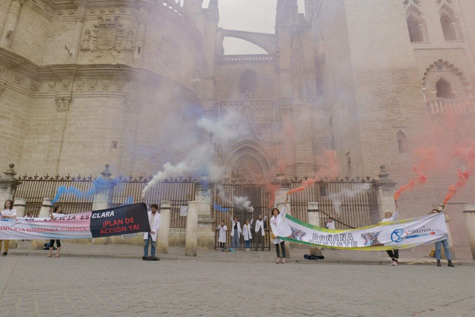 Científicos y activistas de Rebelión Científica se encadenan a la Giralda de Sevilla para denunciar la inacción climática y defender Doñana
