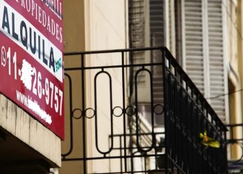 FACUA denuncia a una treintena de inmobiliarias por saltarse la nueva Ley de Vivienda al cobrar servicios a usuarios que deben pagar los arrendadores