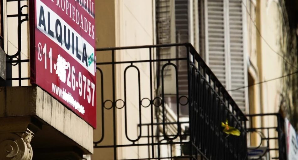 FACUA denuncia a una treintena de inmobiliarias por saltarse la nueva Ley de Vivienda al cobrar servicios a usuarios que deben pagar los arrendadores
