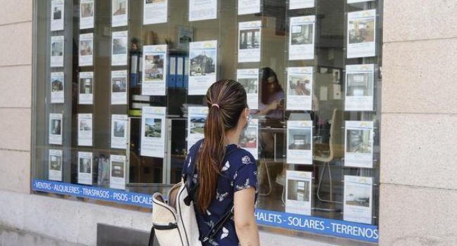 Las inmobiliarias se sitúan fuera de la legalidad cuando piden honorarios a los inquilinos