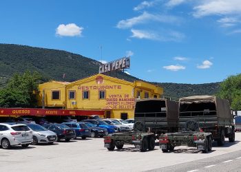 Miembros del ejército de Tierra acuden a un bar que exalta la dictadura franquista