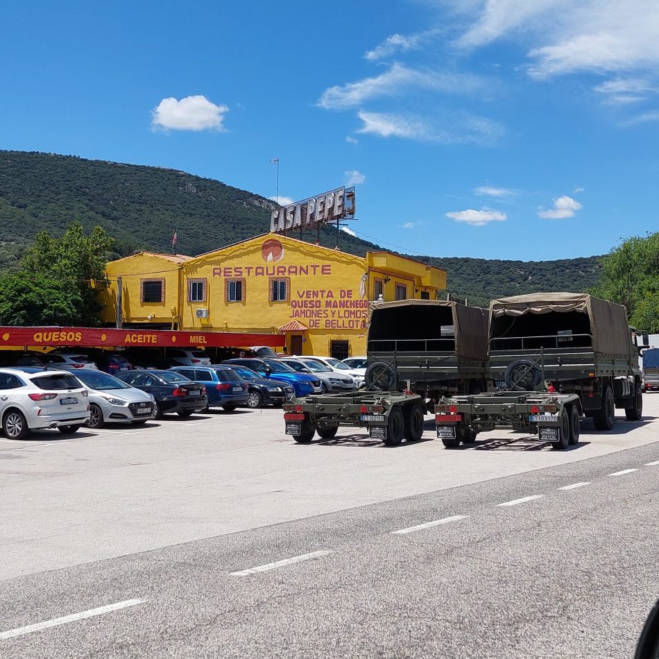 Miembros del ejército de Tierra acuden a un bar que exalta la dictadura franquista