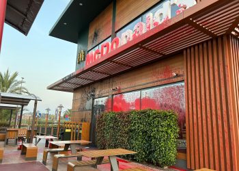 Futuro Vegetal baña con “sangre” y «petróleo» un McDonalds en Murcia