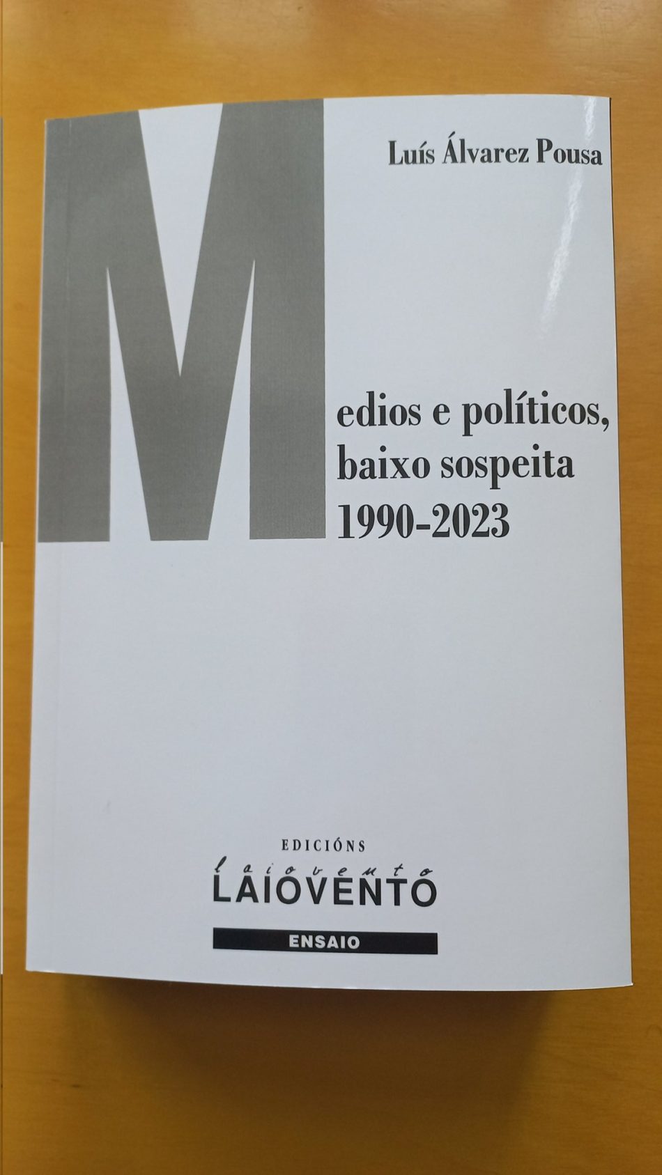 Luís Álvarez Pousa publica ‘Medios e políticos, baixo sospeita. 1990-2023’