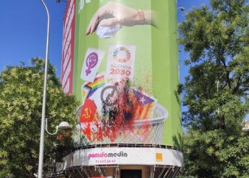 Activistas de Futuro Vegetal tiñeron de rojo la lona de odio de Vox