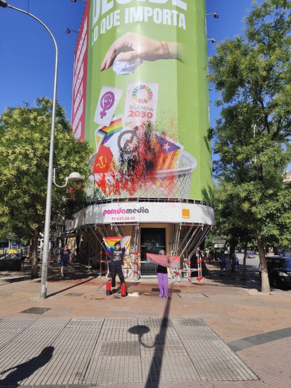 Activistas de Futuro Vegetal tiñeron de rojo la lona de odio de Vox