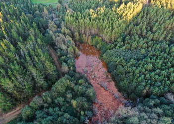 A Mina de Touro sancionada polos continuos vertidos ao río Brandelos