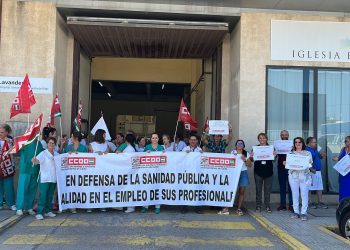 La plantilla de la lavandería del SAS en la zona franca de Cádiz, se ha concentrado, convocada por CCOO, en defensa de un servicio público y digno