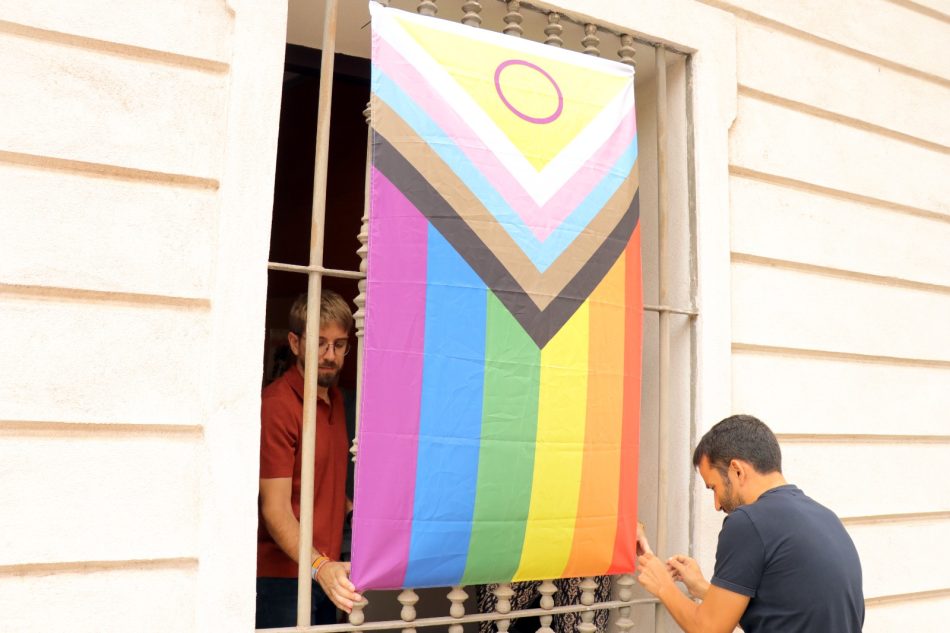 Compromís denuncia que el sectarismo de PP y VOX impide que la bandera del Orgullo LGTBI luzca hoy en Les Corts