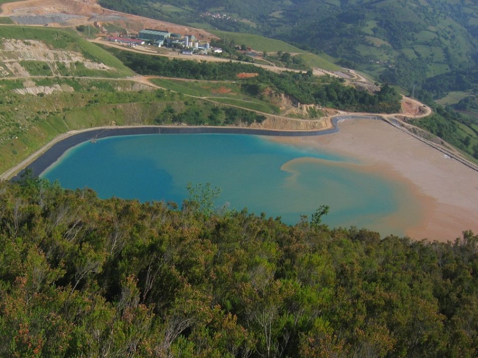 El Principado autoriza el recrecido de la balsa de lodos cianurados del Valle, en Belmonte de Miranda