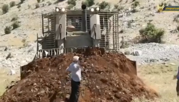 Hombre libanés frena avance de una excavadora israelí