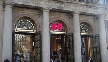 H&M, con beneficios multimillonarios, reduce plantilla en Barcelona