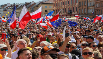 Miles de polacos protestan contra el Gobierno en Varsovia