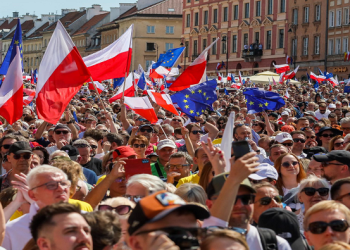 Miles de polacos protestan contra el Gobierno en Varsovia