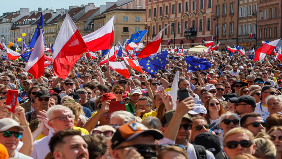 Miles de polacos protestan contra el Gobierno en Varsovia