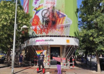 Activistas climáticos sabotean en Madrid un cartel de Vox, “máximo exponente de la necropolítica”