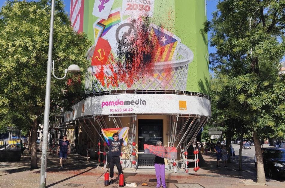 Activistas climáticos sabotean en Madrid un cartel de Vox, “máximo exponente de la necropolítica”