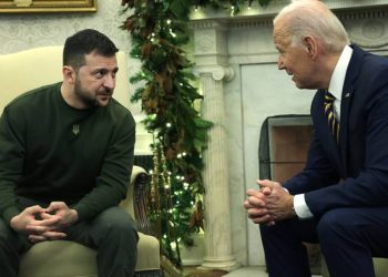Cómo los medios de comunicación maquillan la imagen de Biden y Zelensky