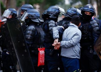Centenares de detenidos en Francia en la quinta noche de protestas
