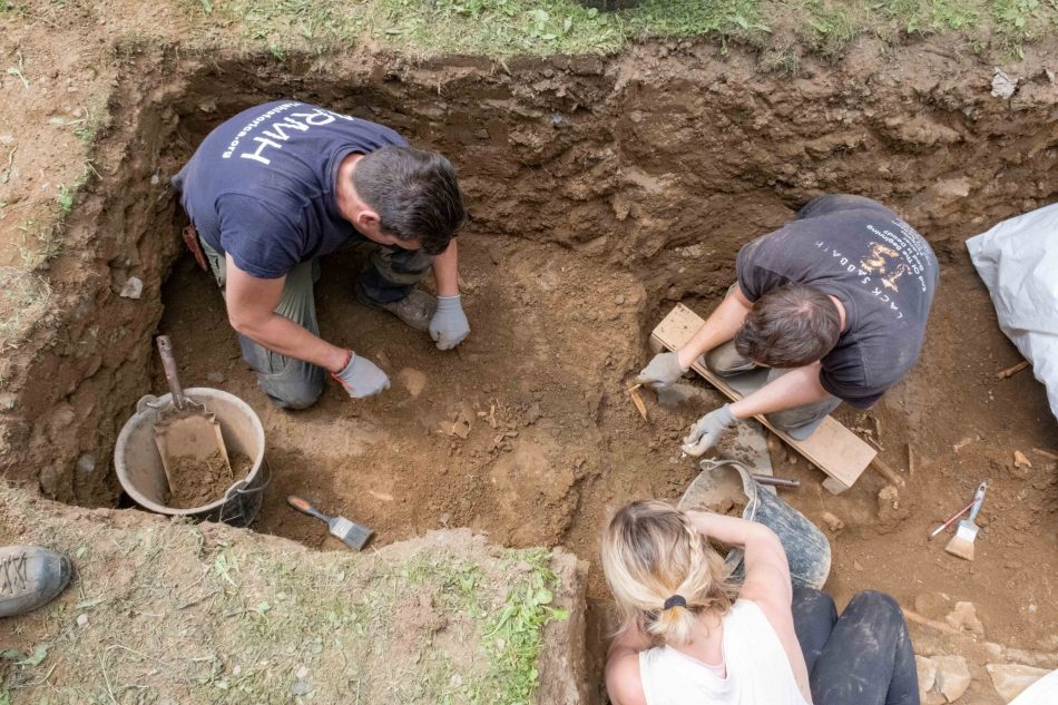 El ayuntamiento asturiano de Navia «penaliza» a la ARMH por exhumar una fosa