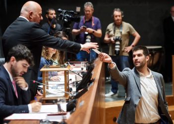 El Partido Comunista vuelve a estar presente en el Parlamento de Navarra tras la toma de posesión de su militante y dirigente Carlos Guzmán