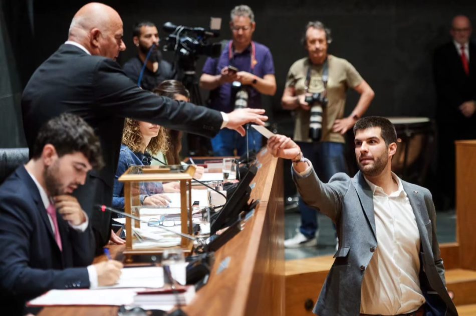 El Partido Comunista vuelve a estar presente en el Parlamento de Navarra tras la toma de posesión de su militante y dirigente Carlos Guzmán