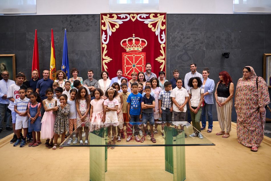 Los pequeños embajadores saharauis son recibidos en el Parlamento de Navarra