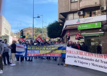 La plantilla de autobuses interurbanos de Alicante La Alcoyana volverá a la huelga si no se cumplen los acuerdos por parte de empresa y ayuntamientos