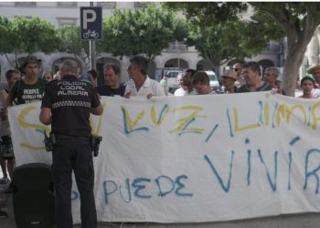 Vecinos de El Puche, La Chanca y otros barrios de Almería se concentraron para protestar por los cortes de luz perpetrados por Endesa