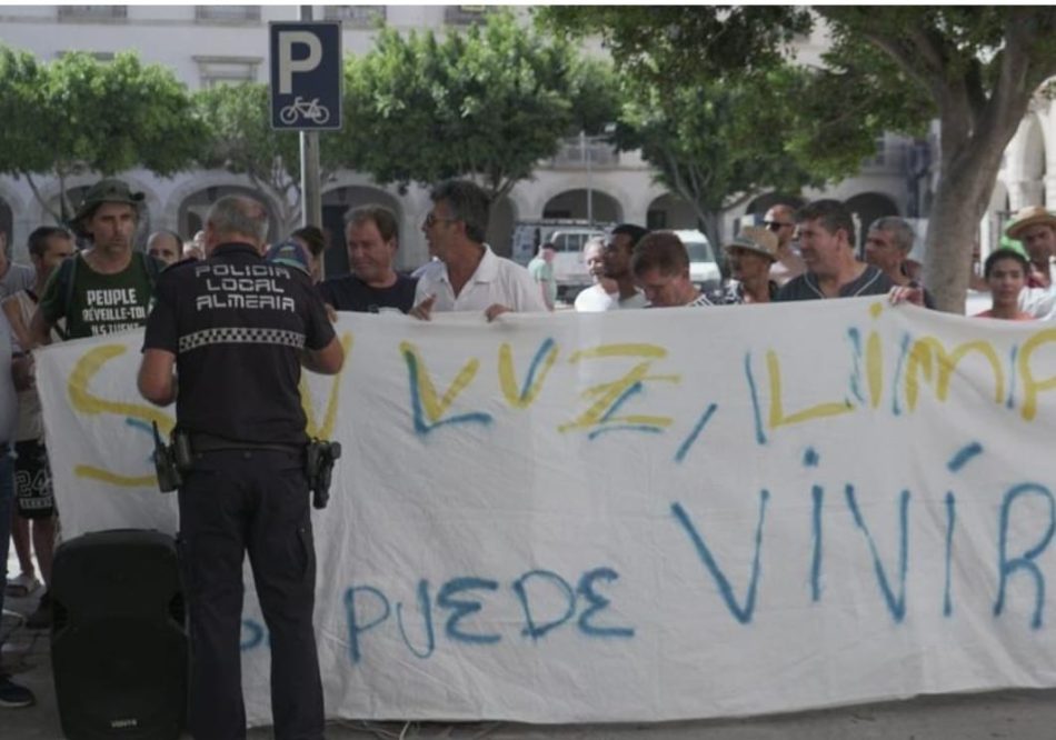 Vecinos de El Puche, La Chanca y otros barrios de Almería se concentraron para protestar por los cortes de luz perpetrados por Endesa