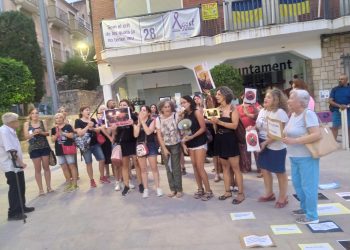 Decenas de manifestantes se concentraron en Agost (Alicante) por la prohibición del toro embolado