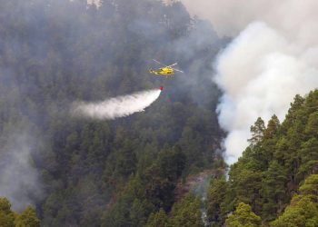 Más vecinos de La Palma vuelven a casa, pero el fuego sigue avanzado en el Parque Nacional