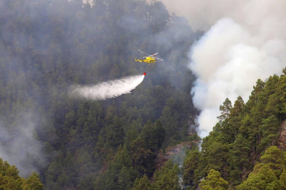 Más vecinos de La Palma vuelven a casa, pero el fuego sigue avanzado en el Parque Nacional