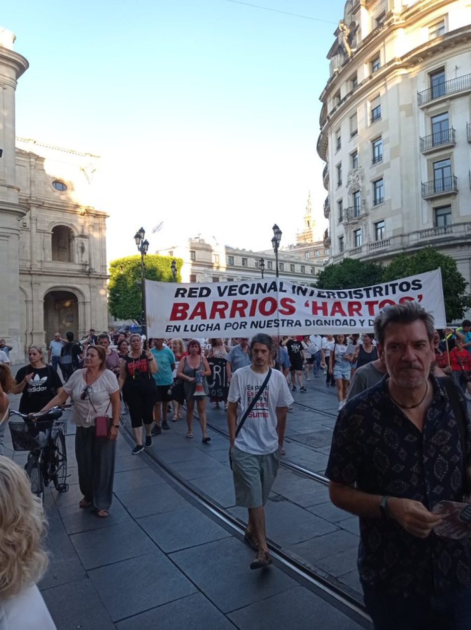 Cientos de vecinos se manifiestan contra los apagones en barrios obreros de Sevilla