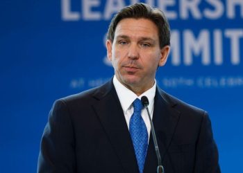 Organizaciones de derechos humanos demandan a Ron DeSantis por las leyes antiinmigratorias de Florida