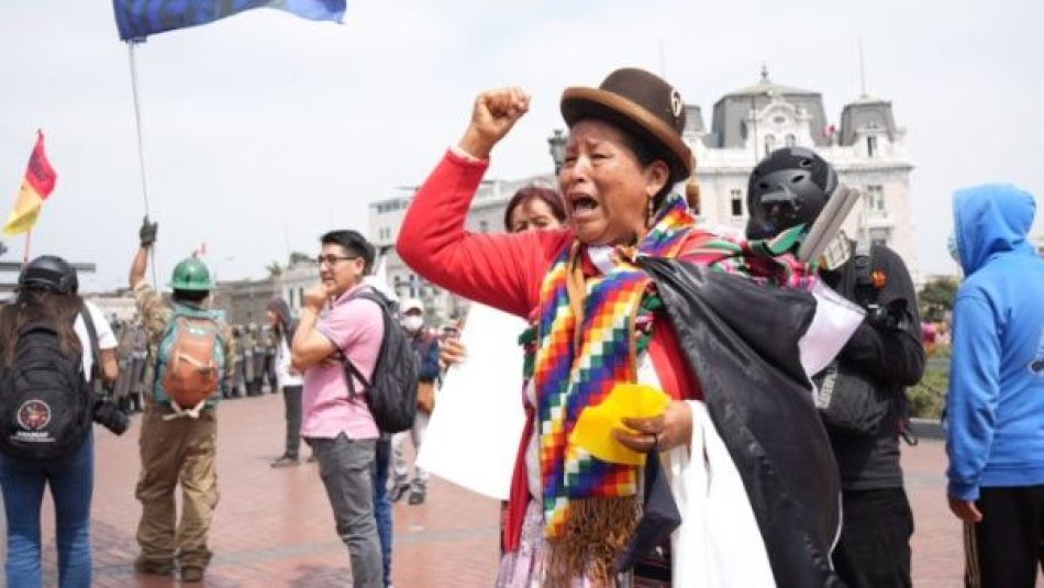 Denuncian que la Policía peruana detuvo a un centenar de manifestantes en Lima