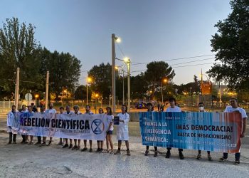 20 científicas y científicos retenidos por la policía por querer entregar el informe del IPCC a los candidatos en la entrada de RTVE