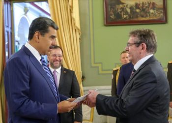 Maduro pide cimentar lazos de respeto con Chile, Colombia y Francia